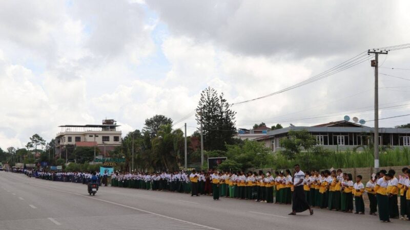 မြန်မာနိုင်ငံလုံးဆိုင်ရာ သုတစုံလင်ဗုဒ္ဓဝင်ပြိုင်ပွဲမှာ တစ်နိုင်ငံလုံးအဆင့်ပထမဆုရရှိခဲ့တဲ့ ရှမ်းပြည်နယ်ကိုယ်စားပြု မအိမ့်ချစ်သူကို အောင်ပန်းမြို့ပေါ်ရှိကျောင်းသား/သူများကြိုဆို