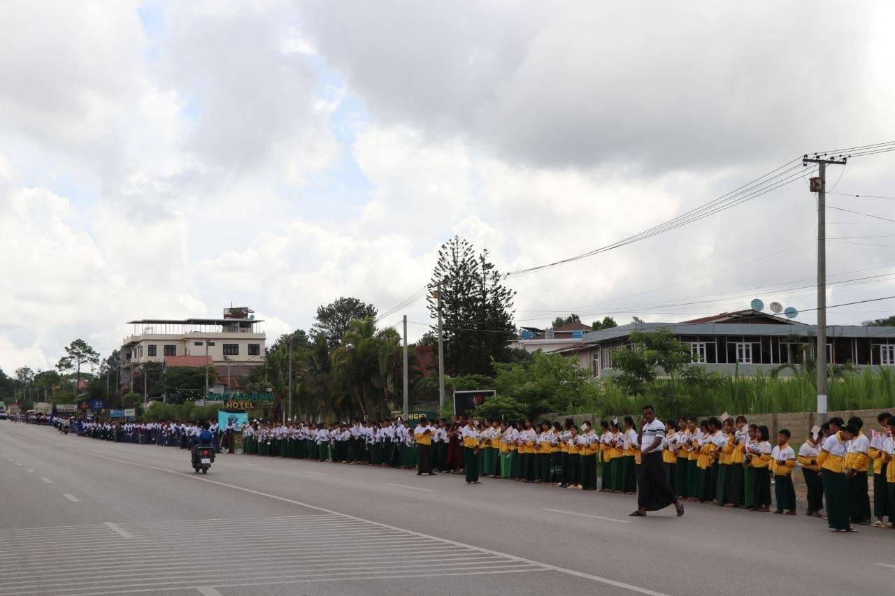 မြန်မာနိုင်ငံလုံးဆိုင်ရာ သုတစုံလင်ဗုဒ္ဓဝင်ပြိုင်ပွဲမှာ တစ်နိုင်ငံလုံးအဆင့်ပထမဆုရရှိခဲ့တဲ့ ရှမ်းပြည်နယ်ကိုယ်စားပြု မအိမ့်ချစ်သူကို အောင်ပန်းမြို့ပေါ်ရှိကျောင်းသား/သူများကြိုဆို