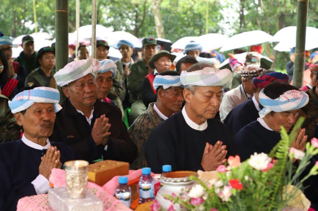 ရပ်တန်လုံးဒါကို အီႏတယ်ႏဆို့ꩻလွေꩻ ပအိုဝ်ႏစွိုးခွိုꩻ တခွိုꩻလွုမ်း သမဲင်ꩻဝင်ꩻဝင်ႏ လုံးထွန်ႏ" ကျောက်တိုင်" အထိန်ꩻအမုဲင်ယို တာႏဝွန
