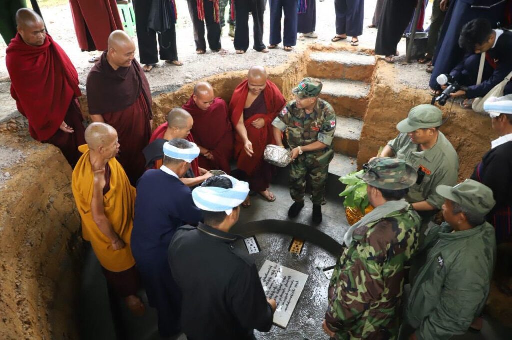 ရပ်တန်လုံးဒါကို အီႏတယ်ႏဆို့ꩻလွေꩻ ပအိုဝ်ႏစွိုးခွိုꩻ တခွိုꩻလွုမ်း သမဲင်ꩻဝင်ꩻဝင်ႏ လုံးထွန်ႏ" ကျောက်တိုင်" အထိန်ꩻအမုဲင်ယို တာႏဝွန