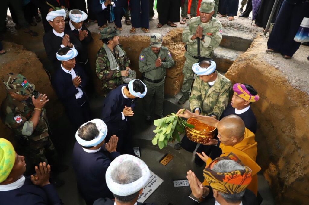 ရပ်တန်လုံးဒါကို အီႏတယ်ႏဆို့ꩻလွေꩻ ပအိုဝ်ႏစွိုးခွိုꩻ တခွိုꩻလွုမ်း သမဲင်ꩻဝင်ꩻဝင်ႏ လုံးထွန်ႏ" ကျောက်တိုင်" အထိန်ꩻအမုဲင်ယို တာႏဝွန
