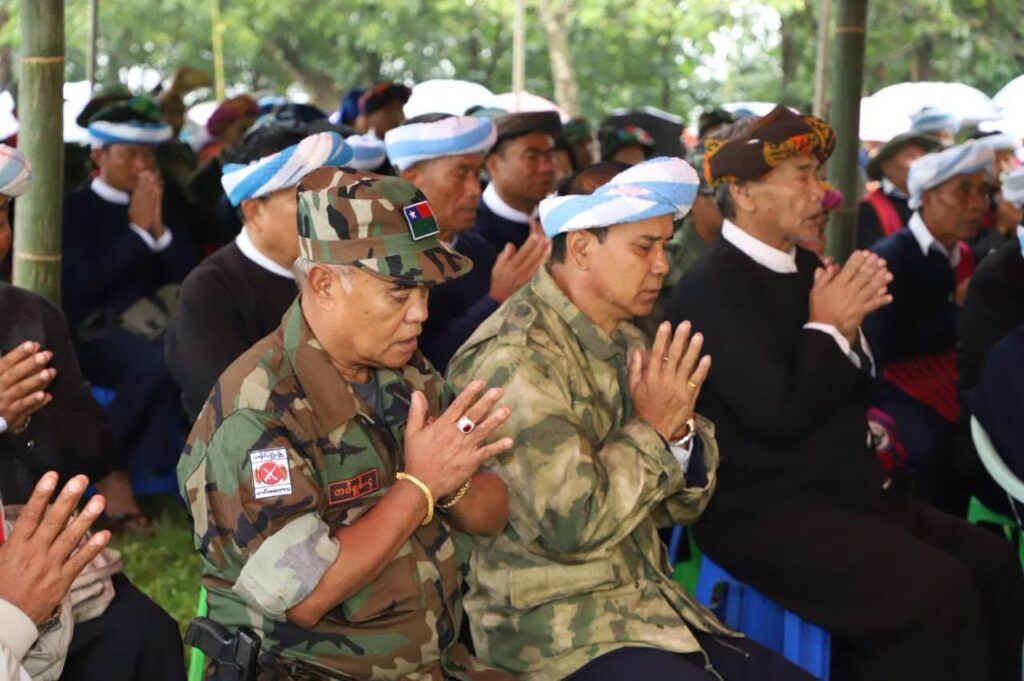 ရပ်တန်လုံးဒါကို အီႏတယ်ႏဆို့ꩻလွေꩻ ပအိုဝ်ႏစွိုးခွိုꩻ တခွိုꩻလွုမ်း သမဲင်ꩻဝင်ꩻဝင်ႏ လုံးထွန်ႏ" ကျောက်တိုင်" အထိန်ꩻအမုဲင်ယို တာႏဝွန