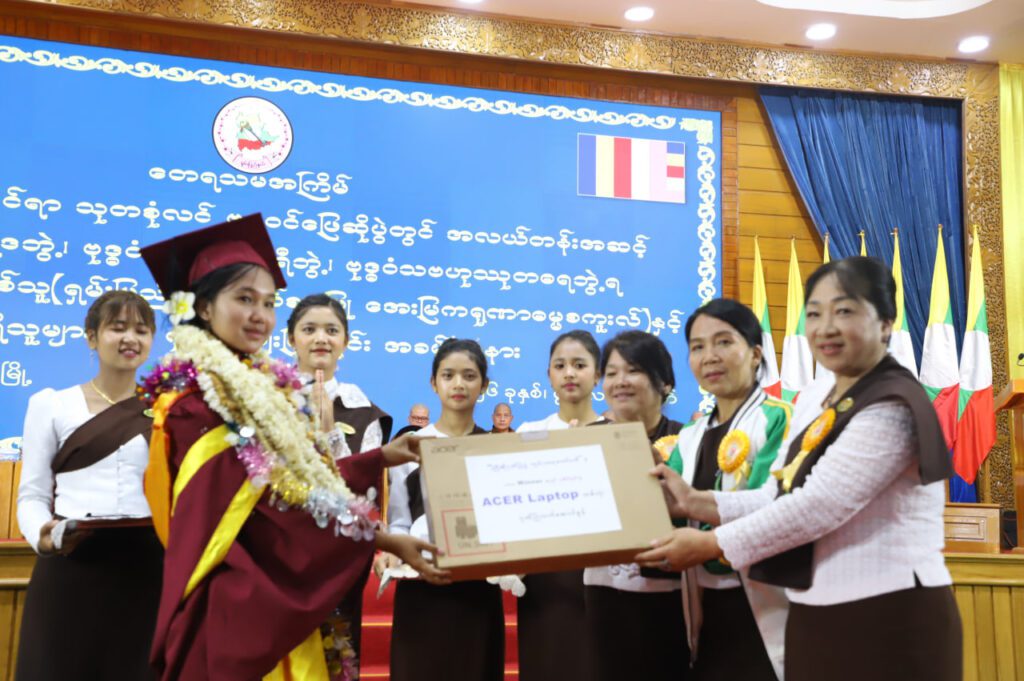 သုတစုံလင် ဗုဒ္ဓဝင်ဖြေဆိုပူဇော်ပွဲ အလယ်တန်းအဆင့် ပထမဆုရှင် မအိမ့်ချစ်သူနှင့် ဆုရရှိသူများအား ဂုဏ်ပြုချီးမြှင့်