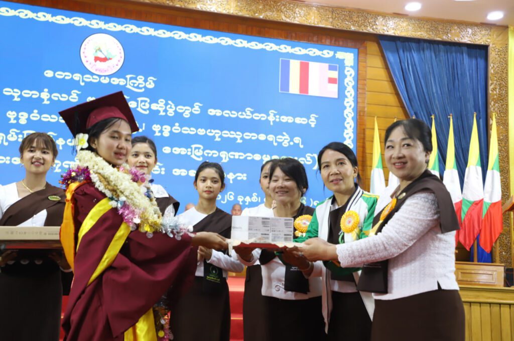 သုတစုံလင် ဗုဒ္ဓဝင်ဖြေဆိုပူဇော်ပွဲ အလယ်တန်းအဆင့် ပထမဆုရှင် မအိမ့်ချစ်သူနှင့် ဆုရရှိသူများအား ဂုဏ်ပြုချီးမြှင့်