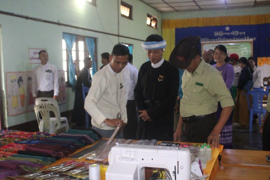 လွိုင်လင်ခရိုင် ရပ်ကွက်(၄)၌ အသေးစားစက်မှုလက်မှုလုပ်ငန်းဦးစီးဌာနမှ အခြေခံစက်ချုပ်နည်း ပညာသင်တန်းဖွင့်ပွဲ အခမ်းအနားပြုလုပ်