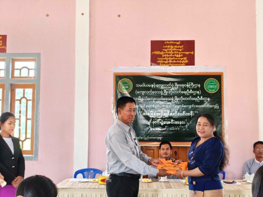 ပြည်နယ်လွတ်တော်ခွန်ထွန်းငယ် အခြေခံစက် ချုပ်နည်းပညာသင်တန်းဆင်းပွဲ အခမ်းအနားတက်ရောက်