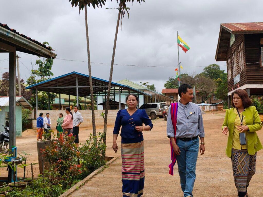 ပြည်နယ်လွတ်တော်ခွန်ထွန်းငယ် အခြေခံစက် ချုပ်နည်းပညာသင်တန်းဆင်းပွဲ အခမ်းအနားတက်ရောက်