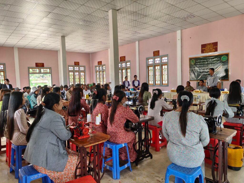 ပြည်နယ်လွတ်တော်ခွန်ထွန်းငယ် အခြေခံစက် ချုပ်နည်းပညာသင်တန်းဆင်းပွဲ အခမ်းအနားတက်ရောက်