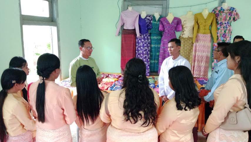 ပင်လုံမြို့၊ရပ်ကွက်(၂)၌ဖွင့်လှစ်ခဲ့သော"အခြေခံစက်ချုပ်နည်းပညာသင်တန်းဆင်းပွဲကျင်းပ