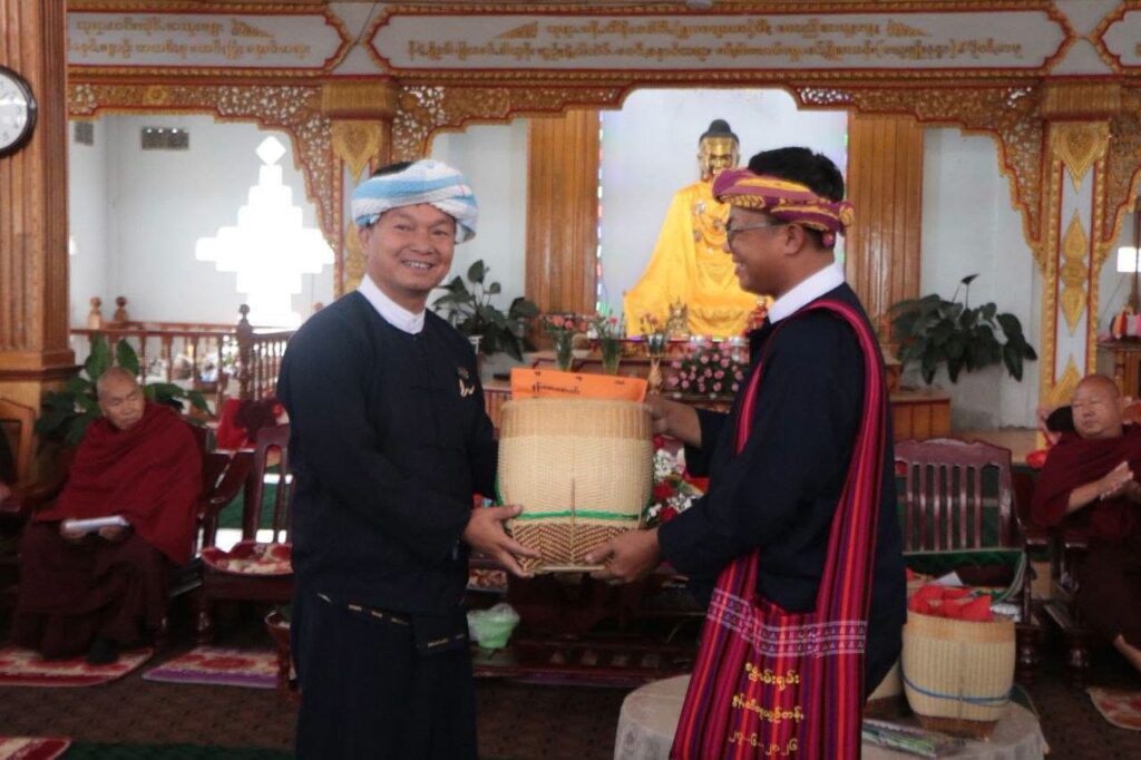 ပအိုဝ်းအမျိုးသားဘက်စုံဖွံ့ဖြိုးရေးကွင်းတွင် ကျင်းပသည့် သံဃာစွမ်းရည်မြှင့်သင်တန်း ဆင်းပွဲအခမ်းအနားသို့ ရှမ်းပြည်နယ်လွှတ်တော် က
