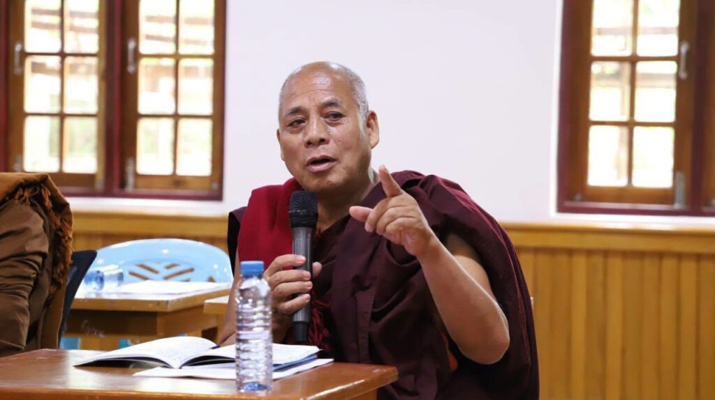 ဖေႏကသွဥ်ထူႏနွောင်ꩻ ပအိုဝ်ႏဘီအေအတန်ꩻတွမ်ႏ အမ်အေအတန်ꩻနဝ်ꩻ ဗွေႏသံႏဃာႏသီးအွဥ်ငါခြိ့ꩻထူႏ မာꩻလွေꩻ နောင်တောင်ꩻ ဗုဒ္ဓကောလိပ် ပညာႏရေꩻ 