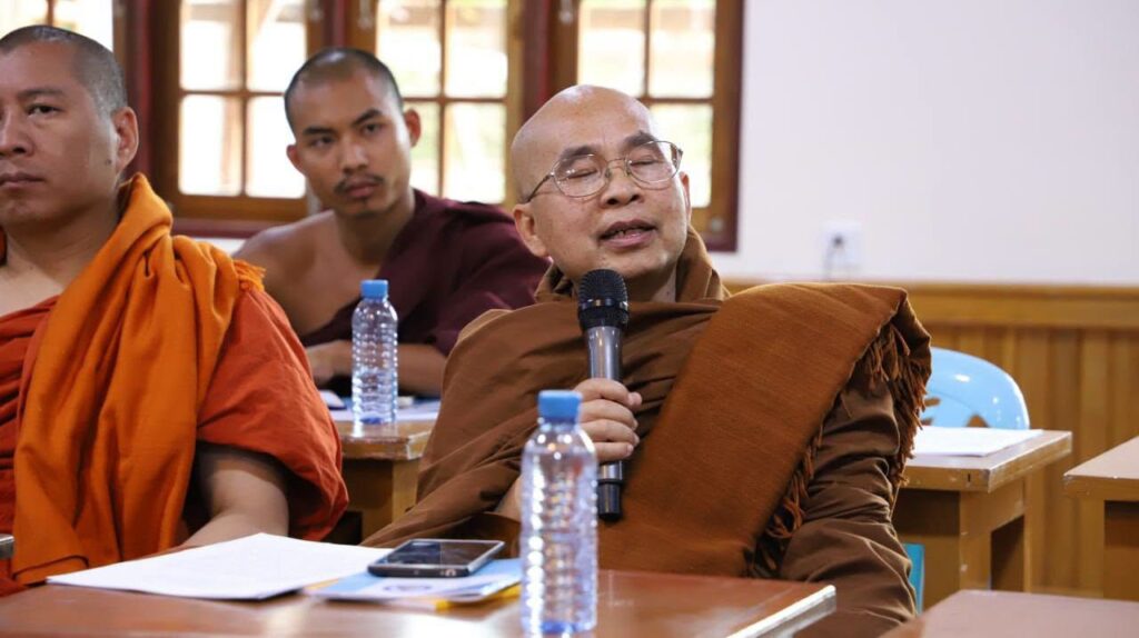ဖေႏကသွဥ်ထူႏနွောင်ꩻ ပအိုဝ်ႏဘီအေအတန်ꩻတွမ်ႏ အမ်အေအတန်ꩻနဝ်ꩻ ဗွေႏသံႏဃာႏသီးအွဥ်ငါခြိ့ꩻထူႏ မာꩻလွေꩻ နောင်တောင်ꩻ ဗုဒ္ဓကောလိပ် ပညာႏရေꩻ 