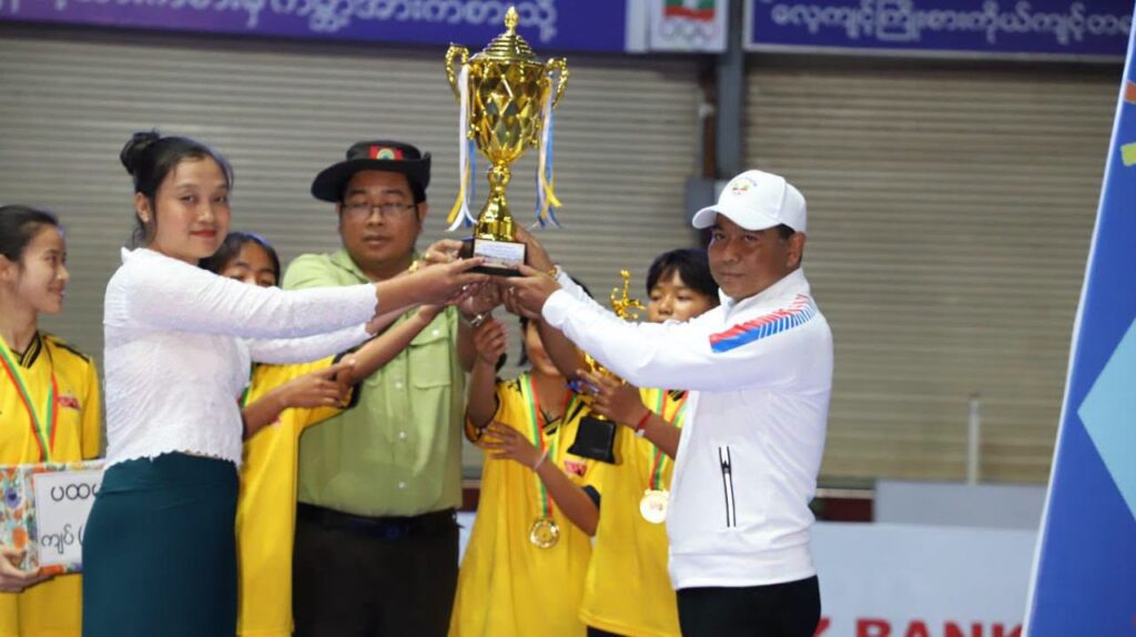 ရှမ်းပြည်နယ်ဝန်ကြီးချုပ်ဖလား အသက်(၂၃) နှစ်အောက် မြို့နယ်အလိုက် ပိုက်ကျော်ခြင်းပြိုင်ပွဲ ဆုချီးမြှင့်
