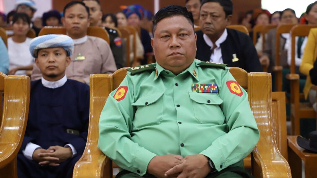 ပအိုဝ်းကိုယ်ပိုင်အုပ်ချုပ်ခွင့်ရဒေသ ဟိုပုံးမြို့ရှိ ဒေသဦးစီးခန်းမ တွင် ထူးချွန်အောင်မြင်ခဲ့သည့် ကျောင်းသား/ကျောင်းသူများအား 
