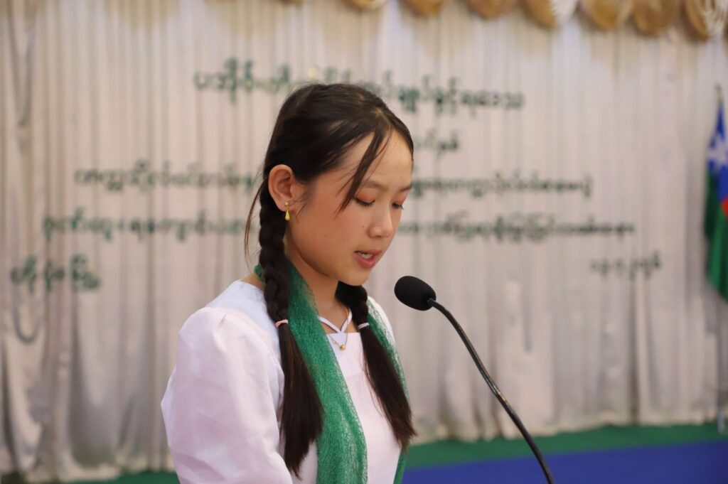 ပအိုဝ်းကိုယ်ပိုင်အုပ်ချုပ်ခွင့်ရဒေသ ဟိုပုံးမြို့ရှိ ဒေသဦးစီးခန်းမ တွင် ထူးချွန်အောင်မြင်ခဲ့သည့် ကျောင်းသား/ကျောင်းသူများအား 