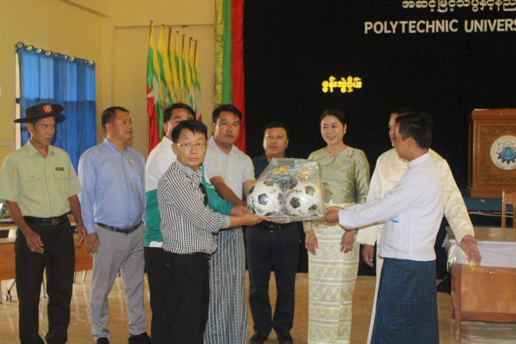 ပြည်နယ်လွှတ်တော် ဒုတိယဥက္ကဋ္ဌ ဦးစိုင်းထွန်းစိန်နှင့် လူမှုရေးရာဝန်ကြီး ဒေါ်နန်းခမ်းလူတို့ လွိုင်လင်မြို့ရှိ ဆေးရုံ၊ စာသင်ကျော