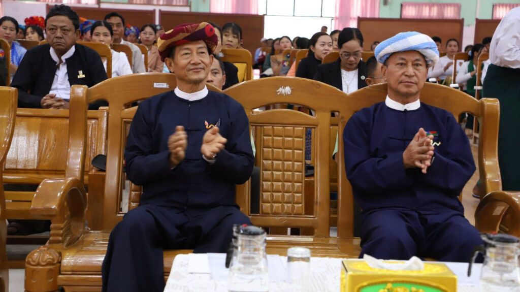 ပအိုဝ်းကိုယ်ပိုင်အုပ်ချုပ်ခွင့်ရဒေသ ဟိုပုံးမြို့ရှိ ဒေသဦးစီးခန်းမ တွင် ထူးချွန်အောင်မြင်ခဲ့သည့် ကျောင်းသား/ကျောင်းသူများအား 