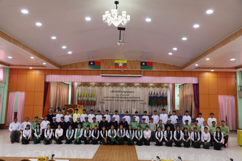 ပအိုဝ်းကိုယ်ပိုင်အုပ်ချုပ်ခွင့်ရဒေသ ဟိုပုံးမြို့ရှိ ဒေသဦးစီးခန်းမ တွင် ထူးချွန်အောင်မြင်ခဲ့သည့် ကျောင်းသား/ကျောင်းသူများအား 