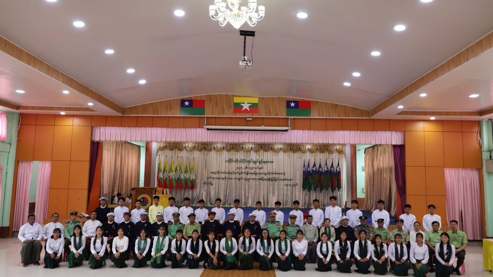 ပအိုဝ်းကိုယ်ပိုင်အုပ်ချုပ်ခွင့်ရဒေသ ဟိုပုံးမြို့ရှိ ဒေသဦးစီးခန်းမ တွင် ထူးချွန်အောင်မြင်ခဲ့သည့် ကျောင်းသား/ကျောင်းသူများအား ဆုချီးမြှင့်ပေးအပ်