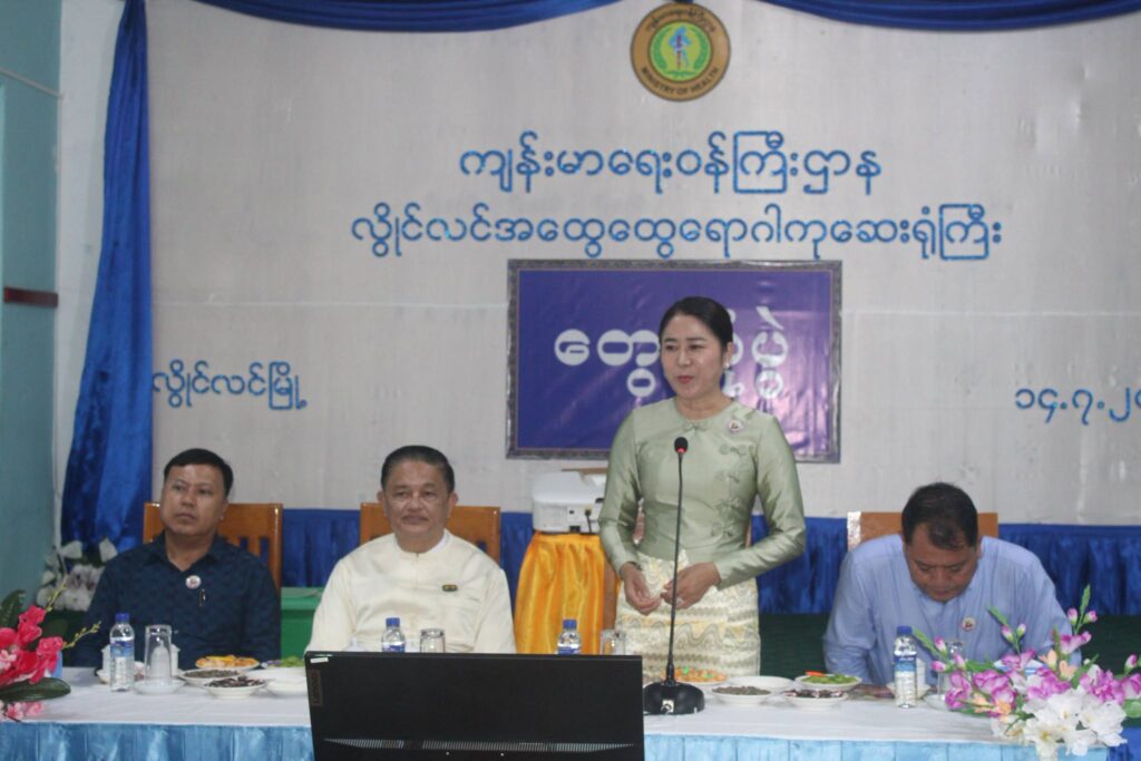 ပြည်နယ်လွှတ်တော် ဒုတိယဥက္ကဋ္ဌ ဦးစိုင်းထွန်းစိန်နှင့် လူမှုရေးရာဝန်ကြီး ဒေါ်နန်းခမ်းလူတို့ လွိုင်လင်မြို့ရှိ ဆေးရုံ၊ စာသင်ကျော