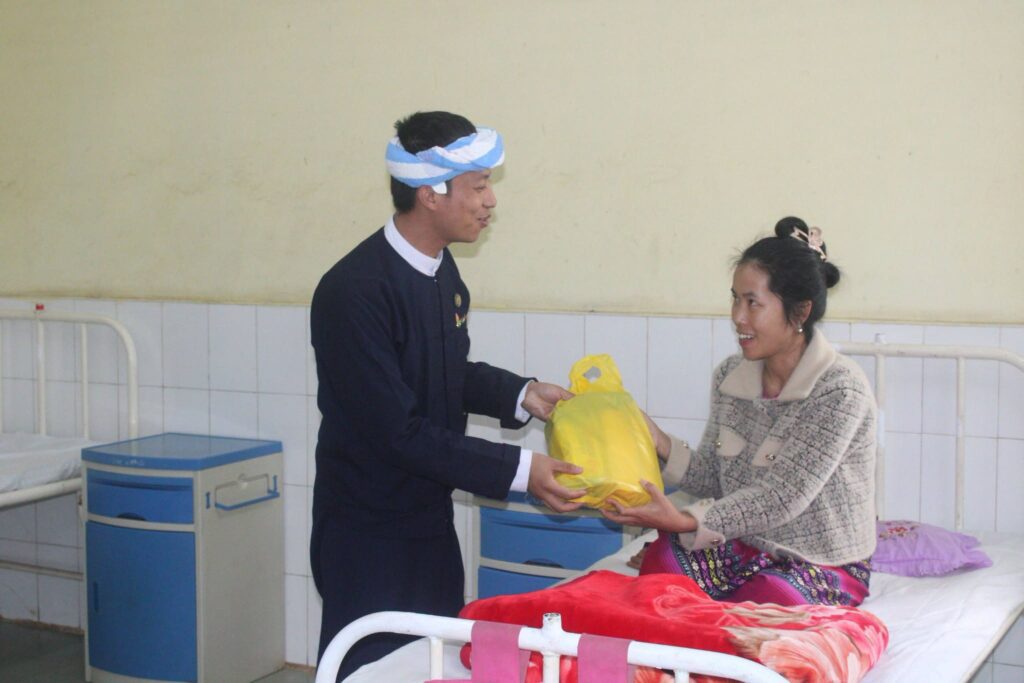ပြည်နယ်လွှတ်တော် ဒုတိယဥက္ကဋ္ဌ ဦးစိုင်းထွန်းစိန်နှင့် လူမှုရေးရာဝန်ကြီး ဒေါ်နန်းခမ်းလူတို့ လွိုင်လင်မြို့ရှိ ဆေးရုံ၊ စာသင်ကျော