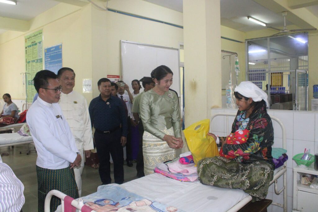 ပြည်နယ်လွှတ်တော် ဒုတိယဥက္ကဋ္ဌ ဦးစိုင်းထွန်းစိန်နှင့် လူမှုရေးရာဝန်ကြီး ဒေါ်နန်းခမ်းလူတို့ လွိုင်လင်မြို့ရှိ ဆေးရုံ၊ စာသင်ကျော