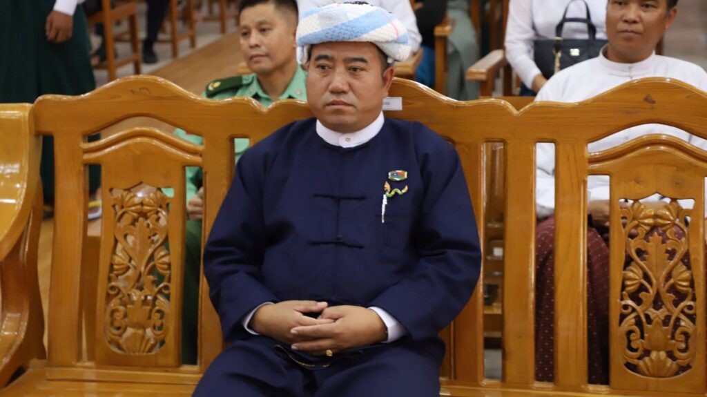 ပအိုဝ်းကိုယ်ပိုင်အုပ်ချုပ်ခွင့်ရဒေသ ဟိုပုံးမြို့ရှိ ဒေသဦးစီးခန်းမ တွင် ထူးချွန်အောင်မြင်ခဲ့သည့် ကျောင်းသား/ကျောင်းသူများအား 