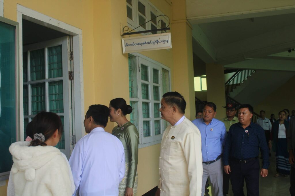 ပြည်နယ်လွှတ်တော် ဒုတိယဥက္ကဋ္ဌ ဦးစိုင်းထွန်းစိန်နှင့် လူမှုရေးရာဝန်ကြီး ဒေါ်နန်းခမ်းလူတို့ လွိုင်လင်မြို့ရှိ ဆေးရုံ၊ စာသင်ကျော