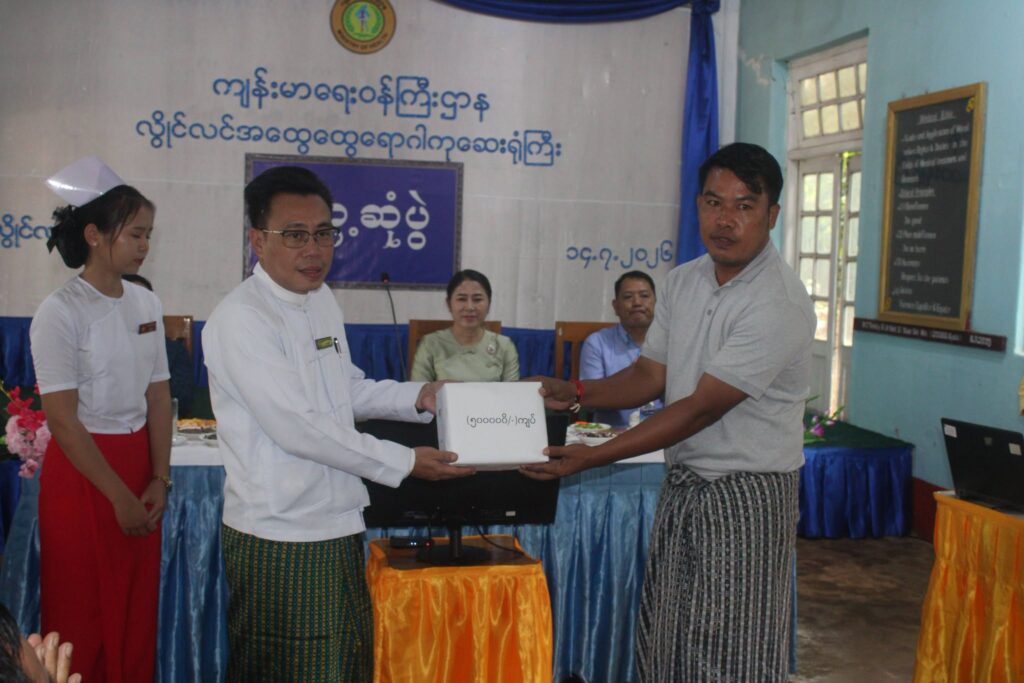 ပြည်နယ်လွှတ်တော် ဒုတိယဥက္ကဋ္ဌ ဦးစိုင်းထွန်းစိန်နှင့် လူမှုရေးရာဝန်ကြီး ဒေါ်နန်းခမ်းလူတို့ လွိုင်လင်မြို့ရှိ ဆေးရုံ၊ စာသင်ကျော