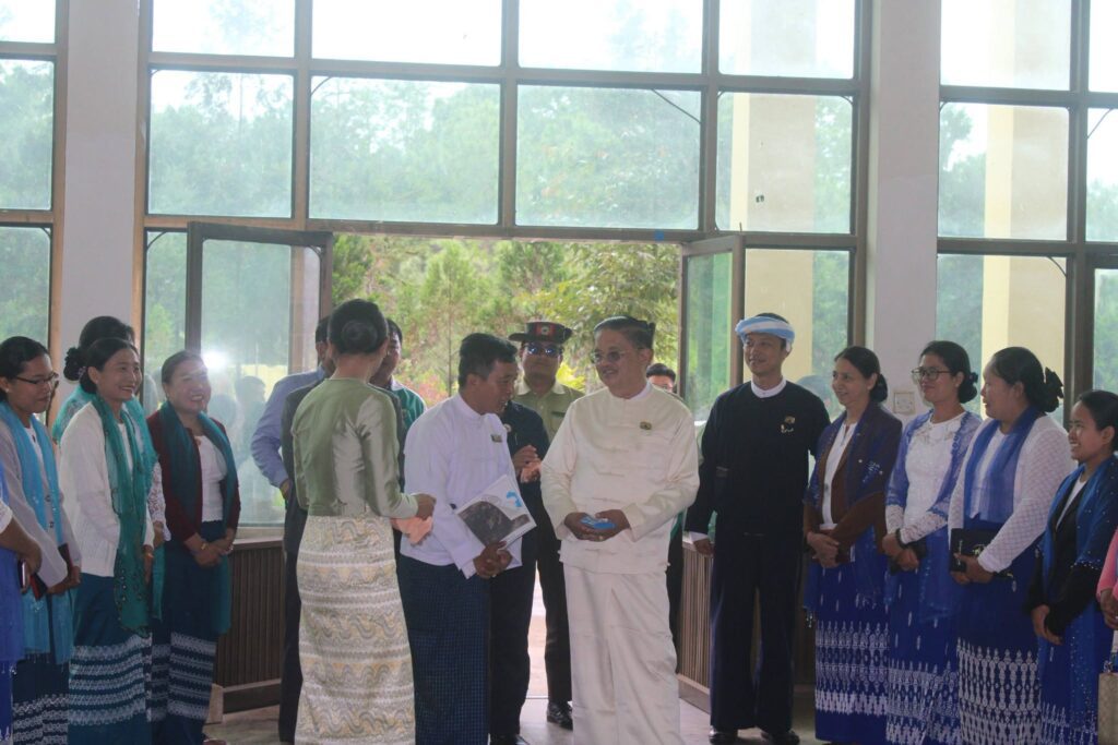 ပြည်နယ်လွှတ်တော် ဒုတိယဥက္ကဋ္ဌ ဦးစိုင်းထွန်းစိန်နှင့် လူမှုရေးရာဝန်ကြီး ဒေါ်နန်းခမ်းလူတို့ လွိုင်လင်မြို့ရှိ ဆေးရုံ၊ စာသင်ကျော