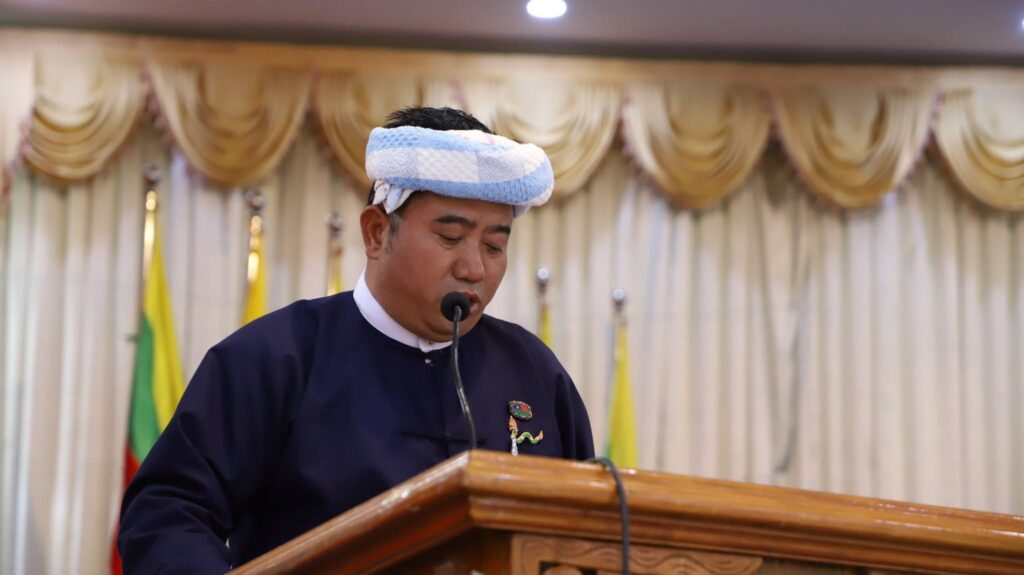 ပအိုဝ်းကိုယ်ပိုင်အုပ်ချုပ်ခွင့်ရဒေသ ဟိုပုံးမြို့ရှိ ဒေသဦးစီးခန်းမ တွင် ထူးချွန်အောင်မြင်ခဲ့သည့် ကျောင်းသား/ကျောင်းသူများအား 