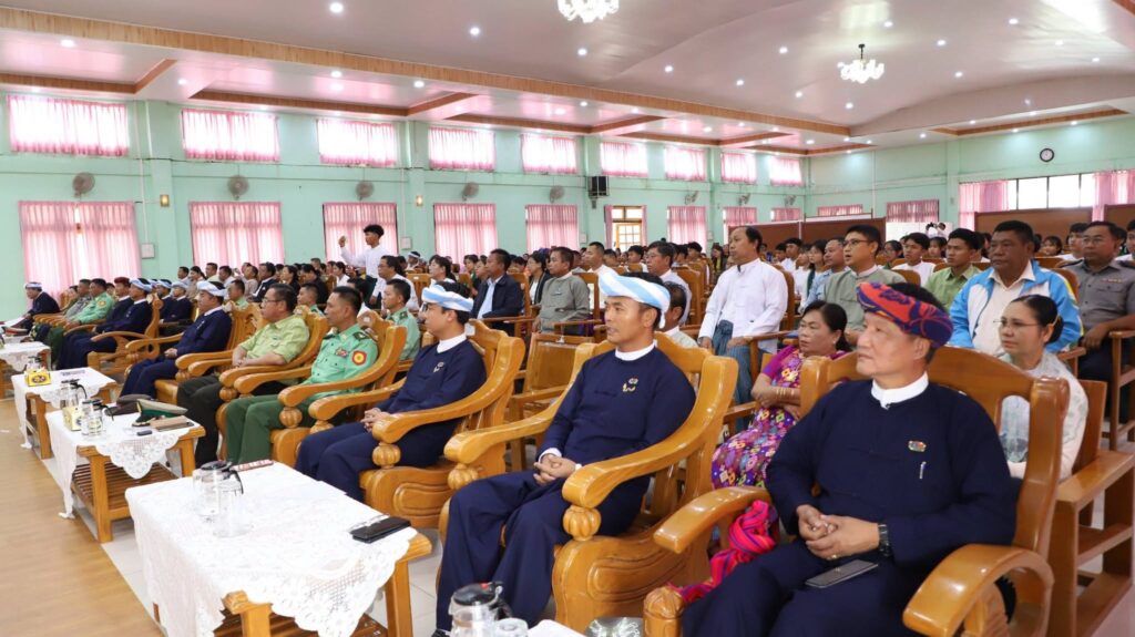 ပအိုဝ်းကိုယ်ပိုင်အုပ်ချုပ်ခွင့်ရဒေသ ဟိုပုံးမြို့ရှိ ဒေသဦးစီးခန်းမ တွင် ထူးချွန်အောင်မြင်ခဲ့သည့် ကျောင်းသား/ကျောင်းသူများအား 