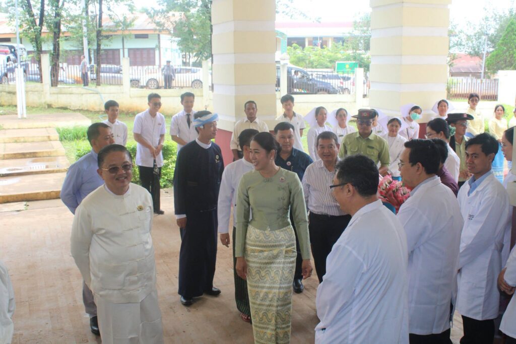 ပြည်နယ်လွှတ်တော် ဒုတိယဥက္ကဋ္ဌ ဦးစိုင်းထွန်းစိန်နှင့် လူမှုရေးရာဝန်ကြီး ဒေါ်နန်းခမ်းလူတို့ လွိုင်လင်မြို့ရှိ ဆေးရုံ၊ စာသင်ကျော