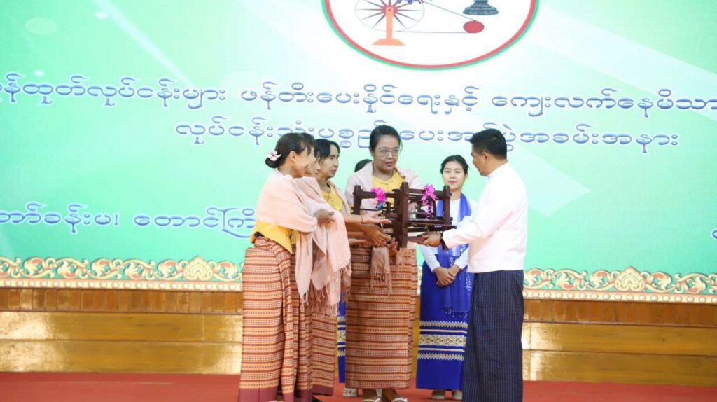 စီမံကိန်းအောင်မြင်ရေးနှင့် ကျေးလက်ပြည်သူများ၏ လူမှုစီးပွားဘဝ မြင့်မားရေးအတွက်ရှမ်းပြည်နယ်ဝန်ကြီးချုပ်ဦးစိုင်းထိန်စိုး က အလေး