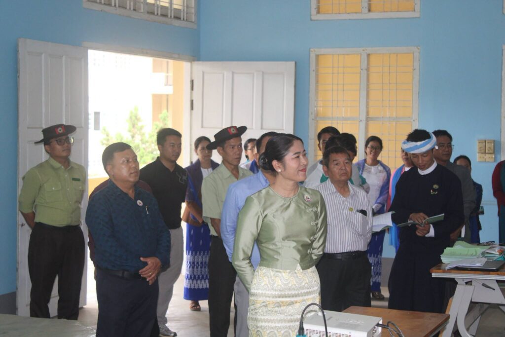 ပြည်နယ်လွှတ်တော် ဒုတိယဥက္ကဋ္ဌ ဦးစိုင်းထွန်းစိန်နှင့် လူမှုရေးရာဝန်ကြီး ဒေါ်နန်းခမ်းလူတို့ လွိုင်လင်မြို့ရှိ ဆေးရုံ၊ စာသင်ကျော