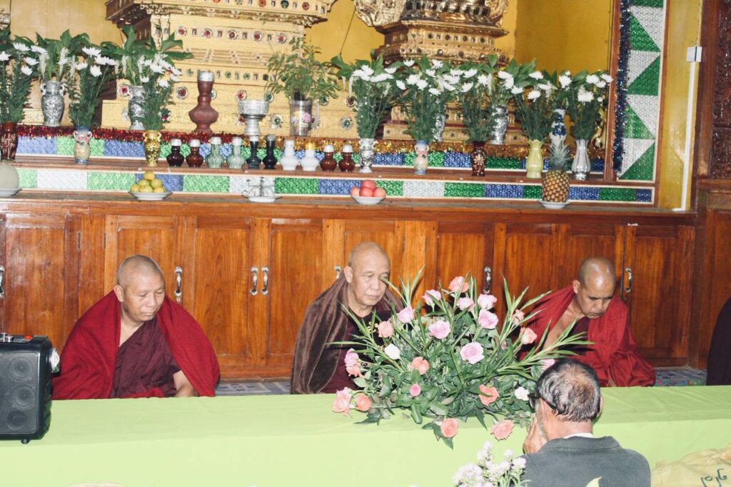 အ.ထ.က(၁) ပင်လုံ အခြေခံပညာအထက်တန်းကျောင်းမှ ဝါဆိုသင်္ကန်းနှင့် လှူဖွယ်ဝတ္ထုပစ္စည်းများ ဆက်ကပ်လှူဒါန်း
