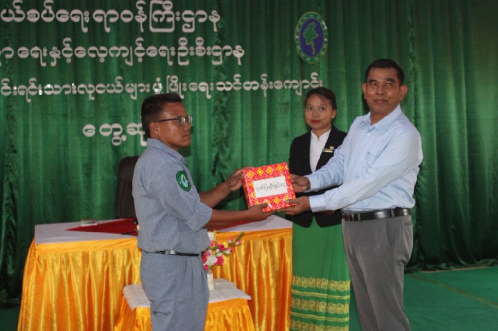 နယ်စပ်ရေးရာဝန်ကြီးဌာန၊ ပြည်ထောင်စုဝန်ကြီး ဒုတိယဗိုလ်ချုပ်ကြီး ဖုန်းမြတ် နယ်စပ်ဒေသတိုင်းရင်းသားလူငယ်များဖွံ့ဖြိုးရေးသင်တန်းကျေ