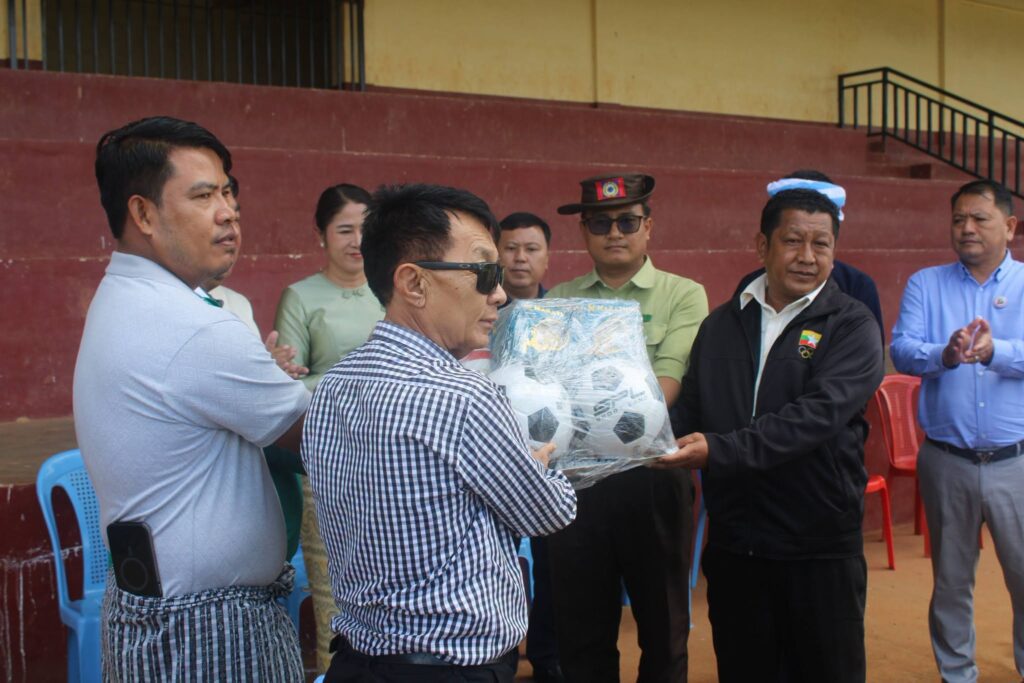 ပြည်နယ်လွှတ်တော် ဒုတိယဥက္ကဋ္ဌ ဦးစိုင်းထွန်းစိန်နှင့် လူမှုရေးရာဝန်ကြီး ဒေါ်နန်းခမ်းလူတို့ လွိုင်လင်မြို့ရှိ ဆေးရုံ၊ စာသင်ကျော