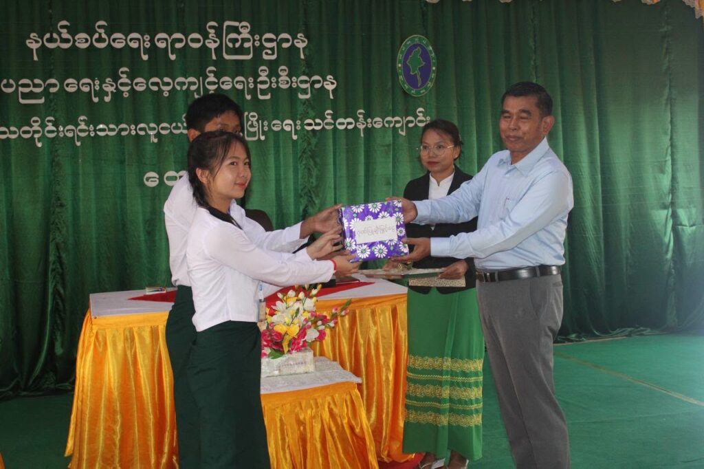 နယ်စပ်ရေးရာဝန်ကြီးဌာန၊ ပြည်ထောင်စုဝန်ကြီး ဒုတိယဗိုလ်ချုပ်ကြီး ဖုန်းမြတ် နယ်စပ်ဒေသတိုင်းရင်းသားလူငယ်များဖွံ့ဖြိုးရေးသင်တန်းကျေ