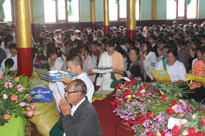 အ.ထ.က(၁) ပင်လုံ အခြေခံပညာအထက်တန်းကျောင်းမှ ဝါဆိုသင်္ကန်းနှင့် လှူဖွယ်ဝတ္ထုပစ္စည်းများ ဆက်ကပ်လှူဒါန်း