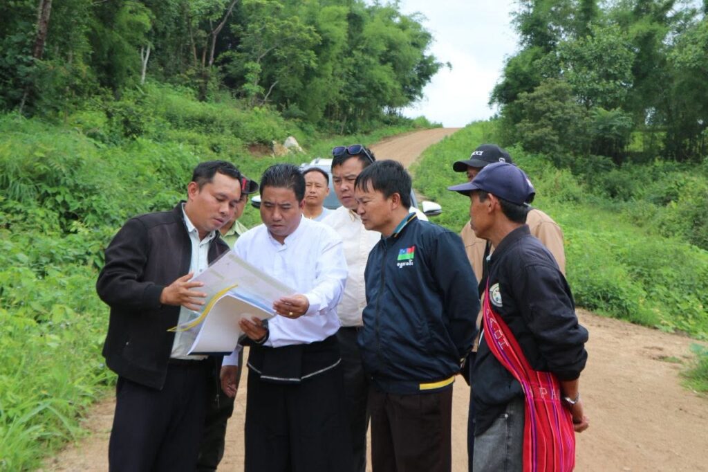 ပအိုဝ်းကိုယ်ပိုင်အုပ်ချုပ်ခွင့်ရဒေသ ဦးစီးဥက္ကဋ္ဌ ဦးခွန်ဖိုးစိန်နှင့် တာဝန်ရှိပုဂ္ဂိုလ်များ လွယ်မော်ကျေးရွာအုပ်စုရှိ ကော်ဖီစို