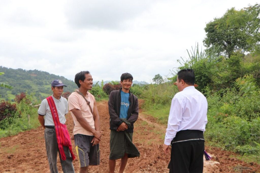 ပအိုဝ်းကိုယ်ပိုင်အုပ်ချုပ်ခွင့်ရဒေသ ဦးစီးဥက္ကဋ္ဌ ဦးခွန်ဖိုးစိန်နှင့် တာဝန်ရှိပုဂ္ဂိုလ်များ လွယ်မော်ကျေးရွာအုပ်စုရှိ ကော်ဖီစို