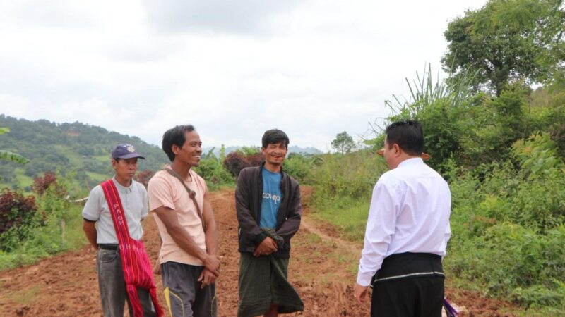 ပအိုဝ်းကိုယ်ပိုင်အုပ်ချုပ်ခွင့်ရဒေသ ဦးစီးဥက္ကဋ္ဌ ဦးခွန်ဖိုးစိန်နှင့် တာဝန်ရှိပုဂ္ဂိုလ်များ လွယ်မော်ကျေးရွာအုပ်စုရှိ ကော်ဖီစိုက်ခင်းနှင့် ကျေးလက်လမ်းအခြေအနေများ ကွင်းဆင်းလေ့လာ