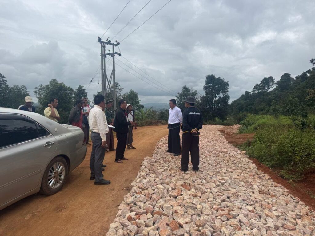 ပအိုဝ်းကိုယ်ပိုင်အုပ်ချုပ်ခွင့်ရဒေသ ဦးစီးဥက္ကဋ္ဌ ဦးခွန်ဖိုးစိန်နှင့် တာဝန်ရှိပုဂ္ဂိုလ်များက ခြမ်းကျေးရွာရှိ လမ်းအခြေအနေများ က