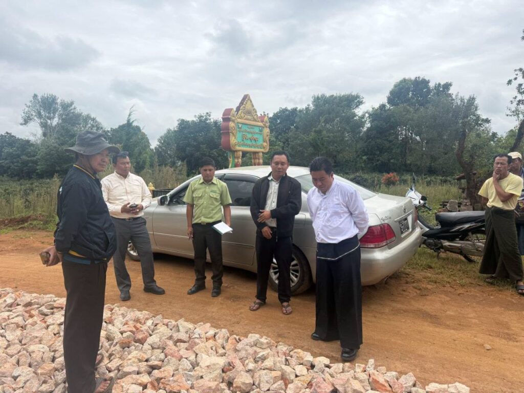 ပအိုဝ်းကိုယ်ပိုင်အုပ်ချုပ်ခွင့်ရဒေသ ဦးစီးဥက္ကဋ္ဌ ဦးခွန်ဖိုးစိန်နှင့် တာဝန်ရှိပုဂ္ဂိုလ်များက ခြမ်းကျေးရွာရှိ လမ်းအခြေအနေများ က