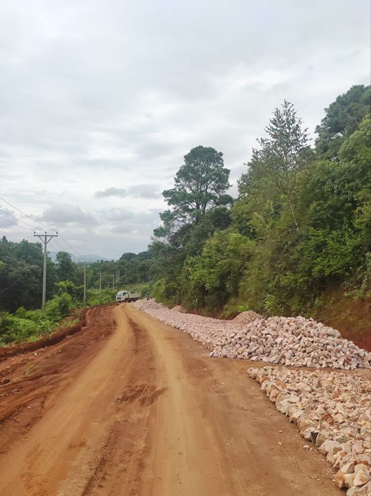 ပအိုဝ်းကိုယ်ပိုင်အုပ်ချုပ်ခွင့်ရဒေသ ဦးစီးဥက္ကဋ္ဌ ဦးခွန်ဖိုးစိန်နှင့် တာဝန်ရှိပုဂ္ဂိုလ်များက ခြမ်းကျေးရွာရှိ လမ်းအခြေအနေများ က
