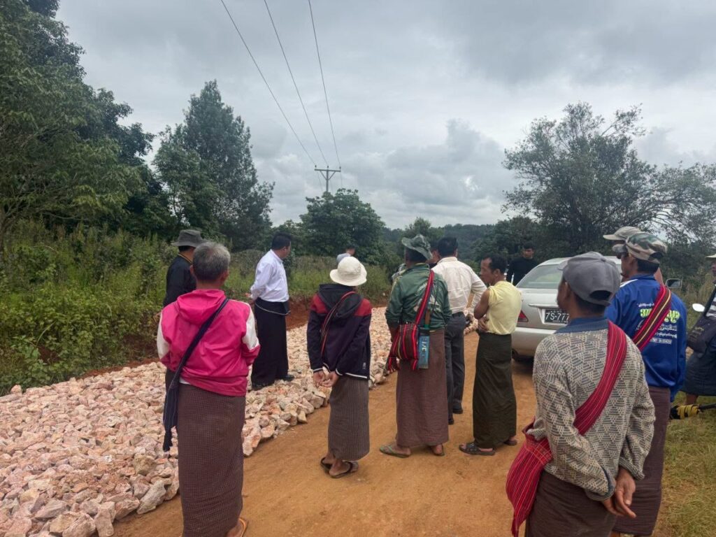 ပအိုဝ်းကိုယ်ပိုင်အုပ်ချုပ်ခွင့်ရဒေသ ဦးစီးဥက္ကဋ္ဌ ဦးခွန်ဖိုးစိန်နှင့် တာဝန်ရှိပုဂ္ဂိုလ်များက ခြမ်းကျေးရွာရှိ လမ်းအခြေအနေများ က