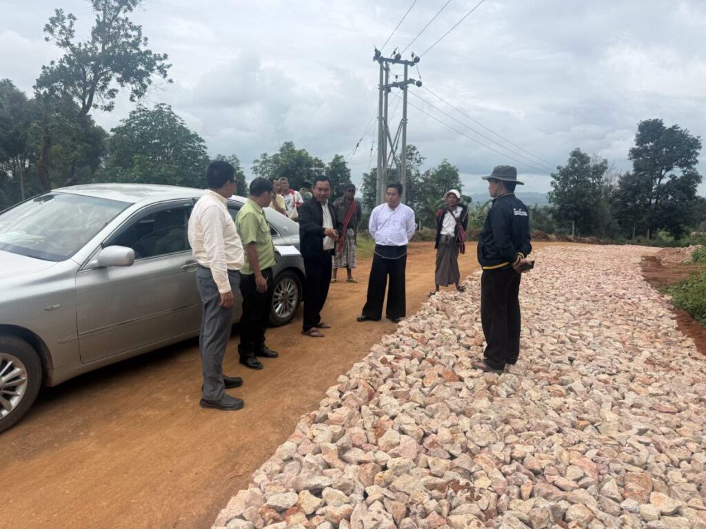 ပအိုဝ်းကိုယ်ပိုင်အုပ်ချုပ်ခွင့်ရဒေသ ဦးစီးဥက္ကဋ္ဌ ဦးခွန်ဖိုးစိန်နှင့် တာဝန်ရှိပုဂ္ဂိုလ်များက ခြမ်းကျေးရွာရှိ လမ်းအခြေအနေများ က