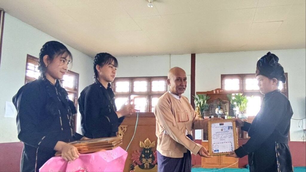 ပင်လုံမြို့၊ ကျေးလက်လူငယ်ပြုစုပျိုးထောင်ရေးကျောင်း၌ ဝါဆိုသင်္ကန်းကပ်လှူခြင်းနှင့် တက္ကသိုလ်ဝင်တန်း အောင်မြင်သူများအား ဂုဏ်ပြု