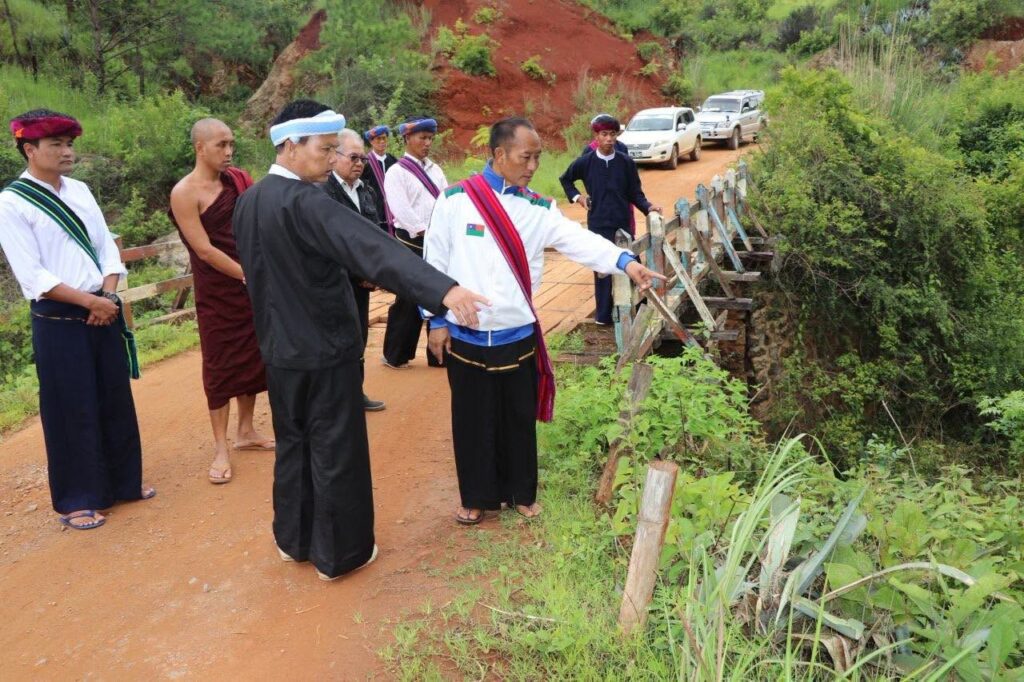 ပြည်နယ်လွတ်တော်ကိုယ်စားလှယ်ခွန်ထွန်းငယ်နှင့်ကလောမြို့နယ်ဌာနဆိုင်ရာတို့မှကျေးရွာလိုအပ်ချက်များကွင်းဆင်းကြည့်ရှု